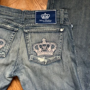 victoria beckham for rock & republic jeans - victoria beckham for rock & republic jeans med den ikoniska rosa kronan. köpte dom secondhand och säljer för att dom är för stora på mig.☹️ låga i midjan och rak/bootcut passform. midjemåttet är 39cm tvärs över och innerbenslängden är 80cm💘