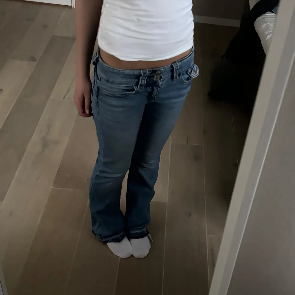 Super snygga jeans från Gina!😍😍 Uppspätta där nere så dom passar mig som är 165💕💕. Jeans & Byxor.