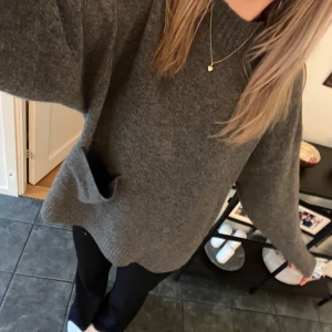 Stickad tröja  - Fin stickad tröja från zara! Den är lite oversize men går över rumpan ungefär på mig som är 174 cm lång. Så himla fin men har inte kommit till användning. 
