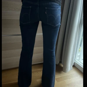 Levis jeans  - Äkta levis vintage jeans, San Francisco i bra skick!! Bootcut och lowrise jeans!! Jag säljer för att de inte passade :(  Storlek 27x32. Mått: [cm] Midja 38 Inneben 72 Hel längd 100 Bootcut 23,5 Skriv privat för fler bilder! Pris kan diskuteras🥰 