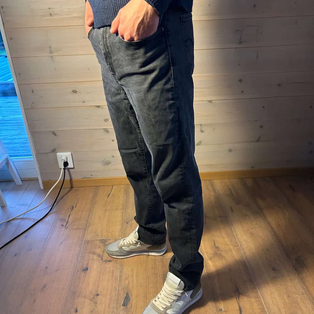 - Levis, jeans - Färg: grå/svart - Skick: väldigt bra - Storlek: 31/31. Jeans & Byxor.