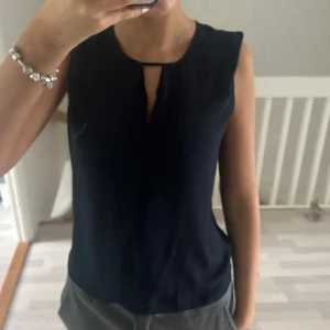 Marinblå blus - Superfin blus i nyskick från Stockholm LM💕