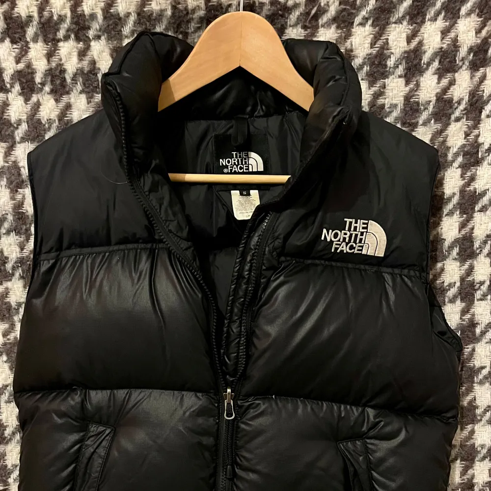 En the north face väst i storlek S men passar också M. Nypris:2999kr, vårt pris: 1299kr. Jackor.