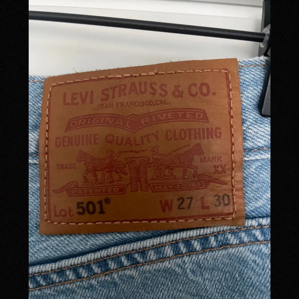 Ett par jeans köpta i Levi’s butiken i Karlstad. De är i mycket fint skick utan några defekter. De är unisex (passar alltså både tjejer och killar) och är i modellen 501. Hör av er för fler bilder/ frågor! Priset kan självklart diskuteras💖. Farkut & Housut.