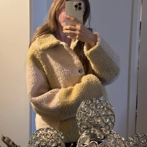 Short teddy coat - Helt ny oanvänd med lapp på slutsåld i appen väldigt fin och varm  Kan diskutera pris☺️