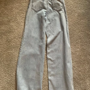 Vida jeans - Ett par jeans från Lindex, vida ben. Har varit upplagda, super fint skick. Är stl 170, så Xxs skulle jag säga
