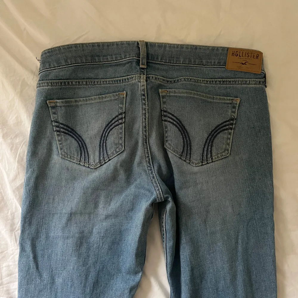 lågmidjade jättefina jeans från hollister, säljer då de är lite stora!! skriv för fler bilder, priset kan diskuteras💓💓 . Farkut & Housut.
