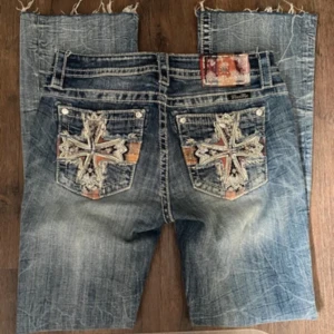 Jwans - Mid - Rise boot jeans från miss me, sitter lågmidjat. Inte sett denna modellen tidigare, sjukt fina men tyvärr för stora i midjan😫 uppsprättade där nere som man kan se men går lätt att sy upp igen🫶🏻 Typ storlek s - m.