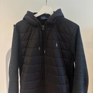 Polo Ralph Lauren Cardigan  - Tja, säljer min sjukt feta Cardigan som är perfekt till hösten! Använt sparsamt! Storlek S! Ny pris runt 2800kr, skriv för fler bilder!