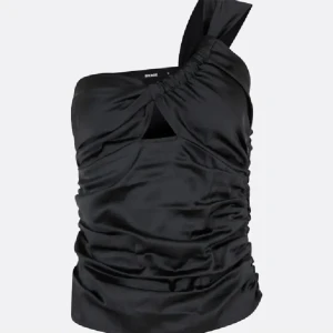 Bikbok topp - Svårt festtopp från bikbok i storlek S! Osynlig dragkedja på sidan. Helt oanvänd då jag köpte fel storlek❣️