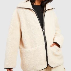 Teddyjacka  - Så fin och gosig teddyjacka från Boohoo. Sparsamt använd, inga defekter!💓