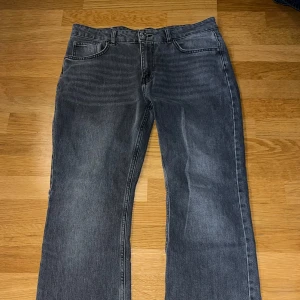 Gina Tricot flare full length jeans strl. 40 - M - Ett par jeans ifrån Gina tricot i strl 40 som motsvarar M. Använd fåtal gånger, mycket bra skick. Inga defekter, men möjligtvis lite skrynkliga. Modellen finns för tillfället inte att köpa, var mycket populär.  Köparen står för frakten. 