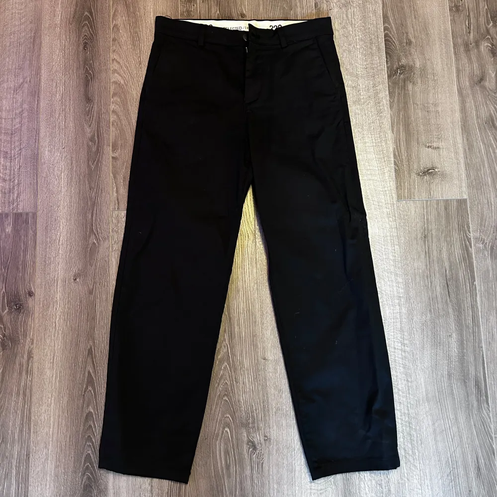 Supersköna och kvalitativa loose chinos från selected homme. Köpta för två år sedan på Åhlens för 800kr. En perfekt byxa för hösten då dem är väldigt casual och samtidigt varma.   Kontakta mig om du vill ha mått 📐. Jeans & Byxor.