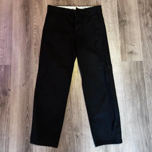 Loose chinos - Supersköna och kvalitativa loose chinos från selected homme. Köpta för två år sedan på Åhlens för 800kr. En perfekt byxa för hösten då dem är väldigt casual och samtidigt varma.   Kontakta mig om du vill ha mått 📐