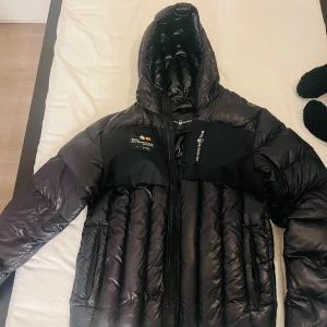 Sail racing jacka  - En sail racing jacka som är väldigt snygg. Den är i bra skick fast den är dock lite använd. Är perfekt för hösten och vintern.