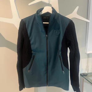 Cavalleria Toscana jacka  - Tunn jacka från Cavalleria Toscana. Fint skick men lite sliten vid blixtlåset, se bild.