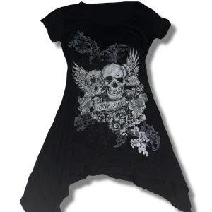 Tunika med dödskallar - Ascool assymetrisk tunika med dödskallar på. Köpte här på plick men har inte använt så därför säljer jag. Bilden är lånad av den jag köpte av så skriv om ni vill ha bevis på att jag har den💕