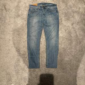 Säljer ett par blåa dondup George jeans i storlek 32/32. Säljes i befintligt! Nypris 3000kr  Mitt pris 999kr Snabb affär kan jag gå ner nån hundring!  Först till kvarn!  