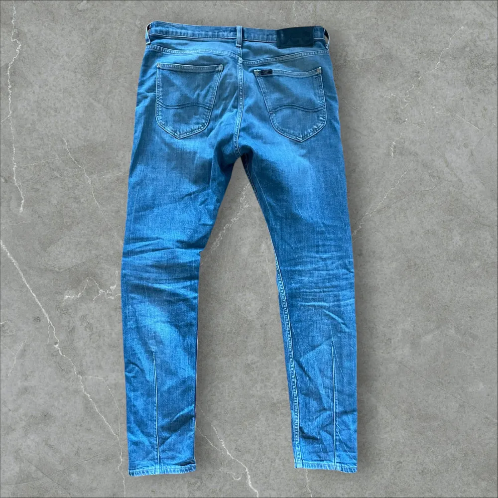 Snygga jeans från lee. Skön tvätt och bra passform! Bildmodellen är 180,64kg. Jeans & Byxor.