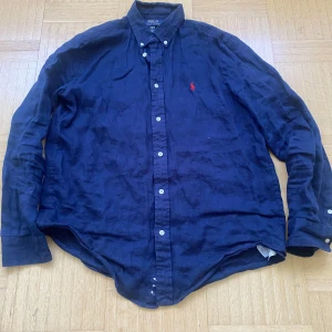 Ralph Lauren linne skjorta strl 176 - Superfin mörkblå linne skjorta i strl 176 från Ralph Lauren.  Passar perfekt till avslutningen. I använt fint skick 