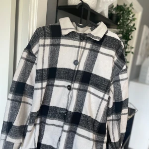 Svart/ vit kappa🤍 - Fin kappa, Svart/ Vit 🤍andvänd 1 gång och bra skick, Priset kan diskuteras🤍