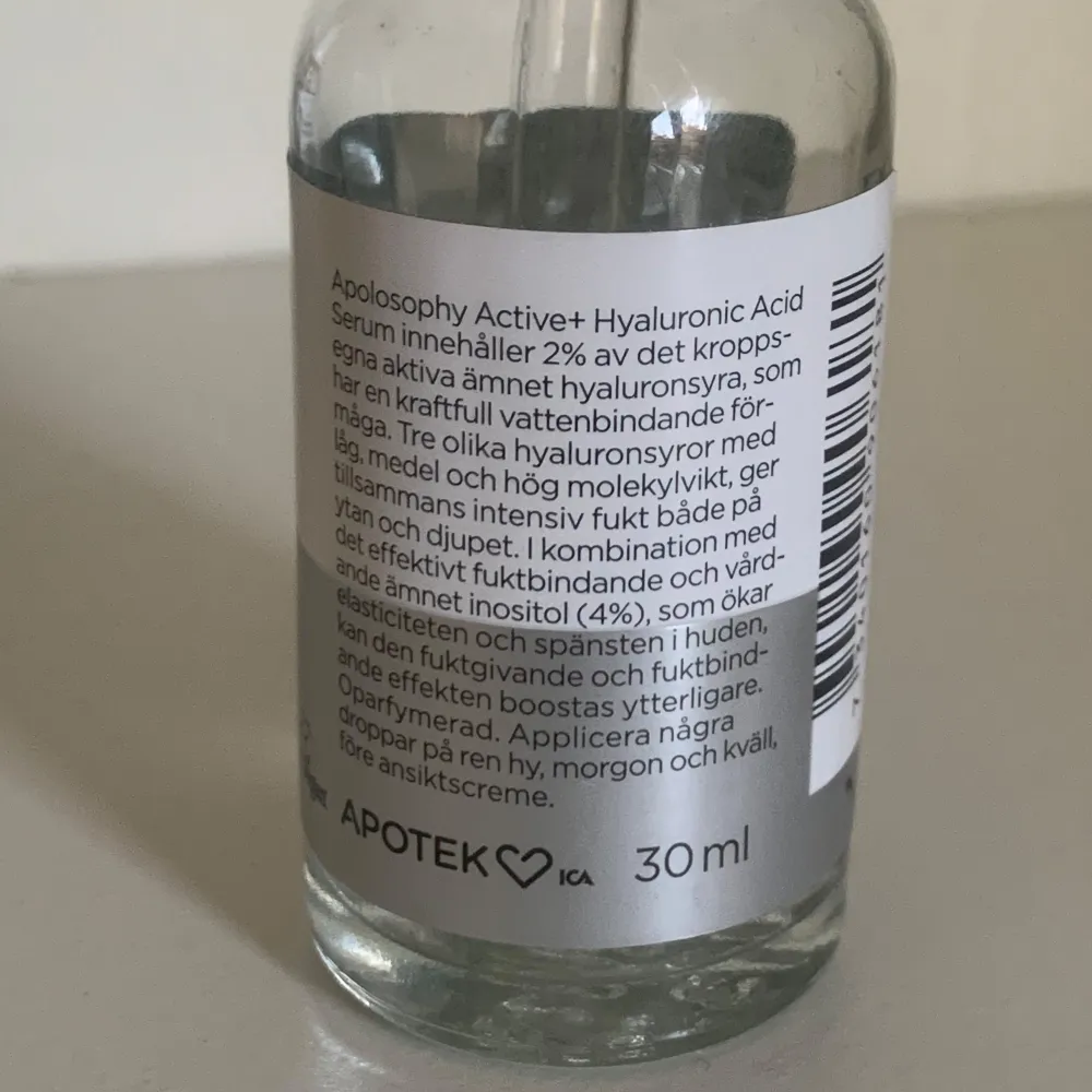 Hyaluronic acid serum från apotek hjärtat ca 1/2 kvar i flaskan och Vitamin active+ E serum från apotek hjärtat Finns ca 2/3 kvar i flaskan. . Skönhet.