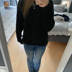 Stickad tröja - Svart stickad tröja! Använd väldigt få gånger☺️Storlek M men fungerar även som oversized S💓