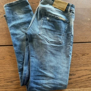 Antony morato jeans - Säljer nu ett par galet feta jeans från märket ”Antony Morato” jeansen är i storlek 33/34 och har inga defekter.