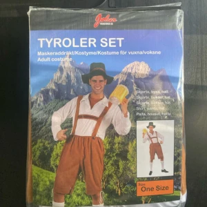 Oktoberfest utklädnad - Shortsen är använda endast en gång, väldigt försiktigt så dem är i princip nya. Skjortan är oanvänd inte ens provat storleksmässigt. One size men anpassad till 182cm, shortsen har stretch i midjan. Jag är 187 och shortsen bra.