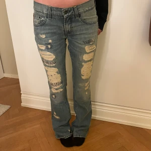 Hugo boss jeans - Säljer dessa så coola lågmidjade Hugo BOSS jeansen då dem är lite för små för mig! 💘💘använda en gång och är helt som nya, som strl xs/s ! ❤️