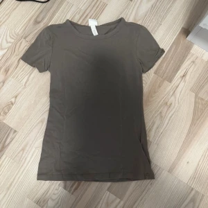 Beige t shirt  - En t shirt som jag inte längre använder. Det är ljusare, ljudet var lite dåligt. Är i bra skick ! 