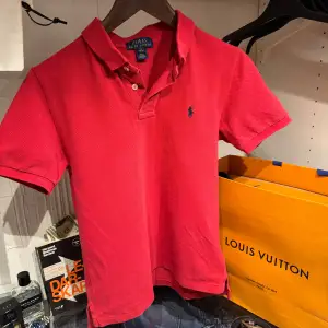 Tjena! Säljer nu denna Polo Ralph Lauren pike. Storleken är 10-12 år och M i barnstorlek. Hör av er vid funderingar.