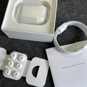 Bluetooth hörlurar airpods earbuds pro max - Pro, andra generationen. Frifrakt vid ett snabbt och smidigt köp. Express leverans 1-2 arbetsdagar!