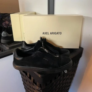 Axel arigato skor - Axel arigato skor i fint skick, ny pris ca 2500kr.