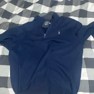 Ralph lauren tröja halv zip  st M  Mörk blå/grå