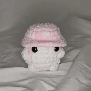 Höjd: 9cm Bred: 7cm Det är en egenvirkad moshroom boi som är gjord på fluffigt garn som är 100% polyester 