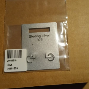 Örhängen - Har 4 par silver örhängen som är oanvända ligger fortfarande i orginal förpackning. Storleken var för liten 
