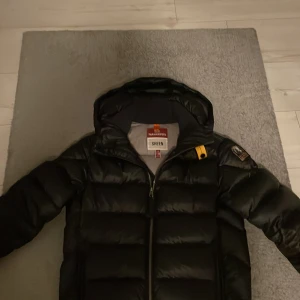 Parajumper jacka skick 9/10 - Säljer denna Parajumper jacka i modellen sheen  Perfekta Vinter och höst jackan ❄️ 🍂  Skick 9/10 nyskick förutom litet hål vid bröstet men det syns inte vid användning  Nypris ca 6000kr Mitt pris 2499kr