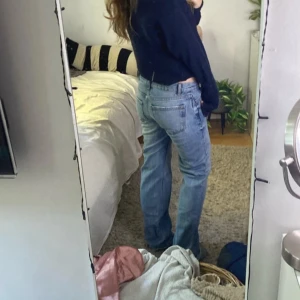 Gina jeans - Lite slitna längst ner men märks nästa inte. Annars i bra skick!  Lowwaist straight jeans