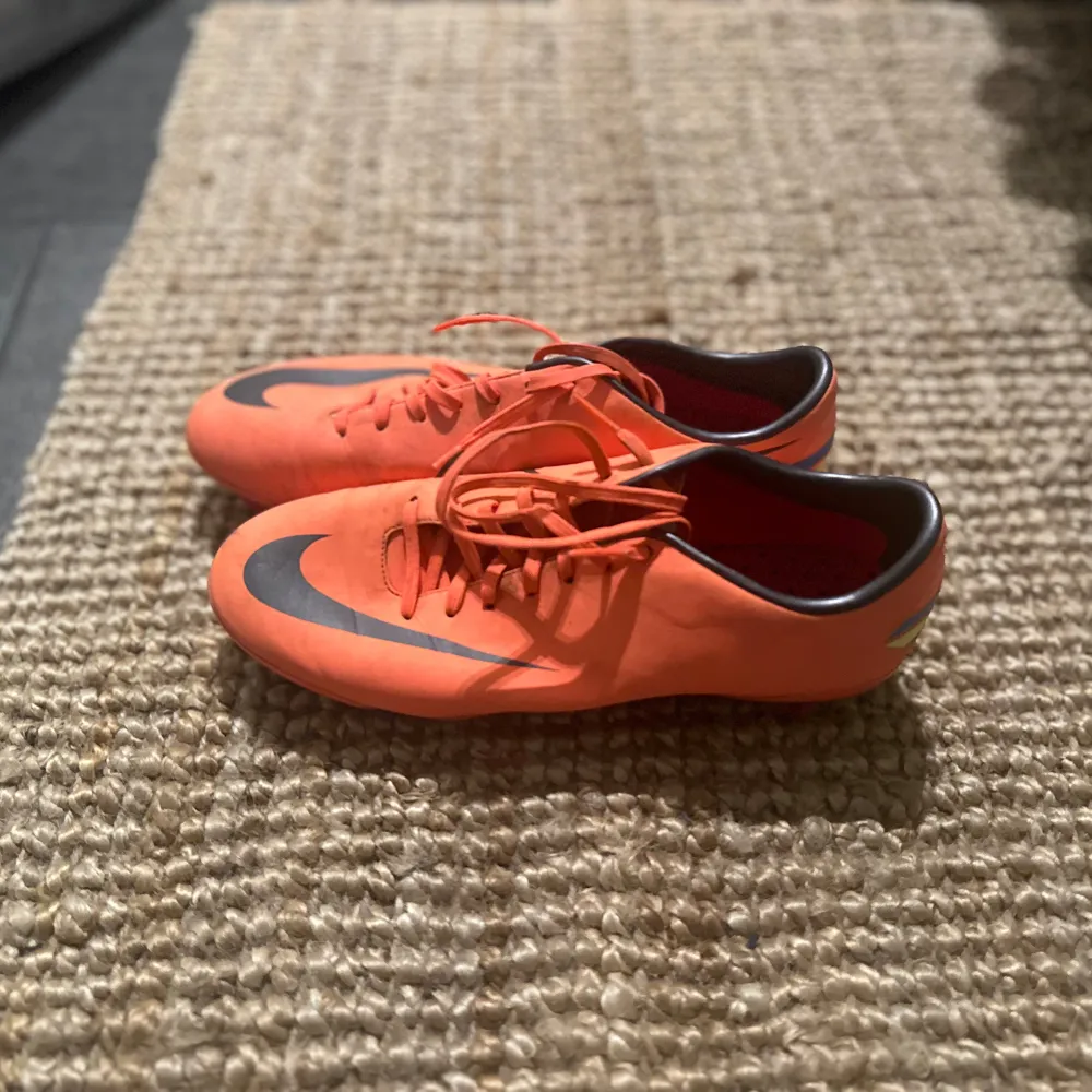 Fotbollsskor med raritet, har knappt använt dem då jag vet hur sällsynta de är. 9/10 i condition.. Kengät.