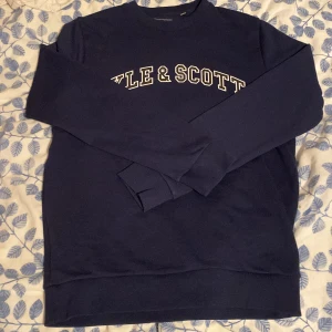 Marinblå lyle and scott tröja  - Säljer mina blåa tröja för jag inte har använt den. Den är i nyskick och har inga defekter!