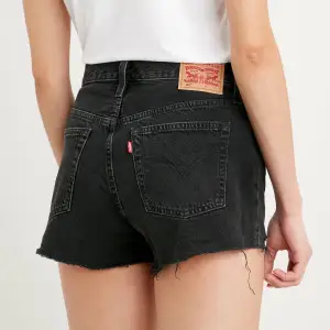 Säljer ett par snygga svarta jeansshorts från Levi's. De är midwaist men går att göra low om man bara viker ner. Dom är i bra skick men säljer för är i behov av pengar. Nypris är 700kr 