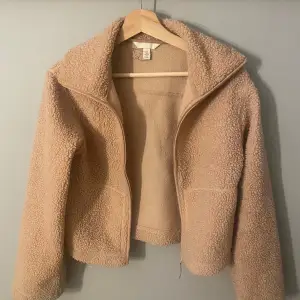 Säljer denna populära slutsålda kofta från h&m. Jätte söt beige/rosa färg. Perfekt till hösten jätte mysig💕💖🩷💞