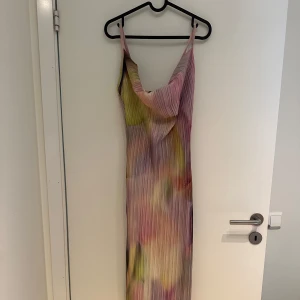 En sommarklänning  - En perfekt sommarklänning. Aldrig använd, är liten i storleken. 