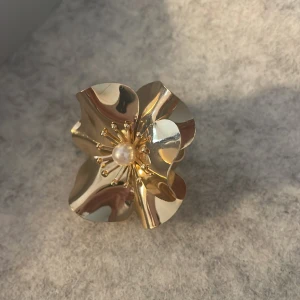 Fin och unik ring 💓 - Supergullig ring i guld. Storleken är i M men passar S💘👌🏼 har fått den av en kompis därav det låga priset🌸