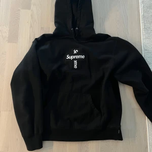 Supreme hoodie - En snygg supreme box logo hoodie i fint skick, storlek m