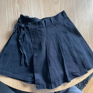 Kjol/short - Plaggen är en kombination av kjol/short. På baksidan ser det exakt ut som en short men på framsidan ser den ut som en kjol