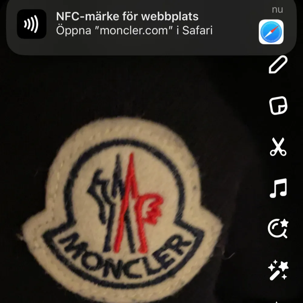 Mörk blå Moncler hoodie | 9/10 |knappast tecken på användning är som ny🔥 pm för mer info eller bilder 🤝💯. Hoodies.