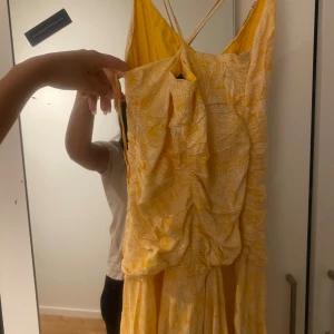 Zara Gul indigo mini sommar klänning - Perfekta sommarklänningen, och en populär zara klänning. Den har slutat säljas i butik. Har haft på mig den bara en gång, då den inte passade mig. Strl small. 