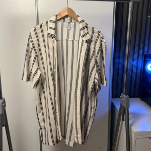 Sommar skjorta  - Endast testad helt ny Vid frågor kontakta mig gärna😊